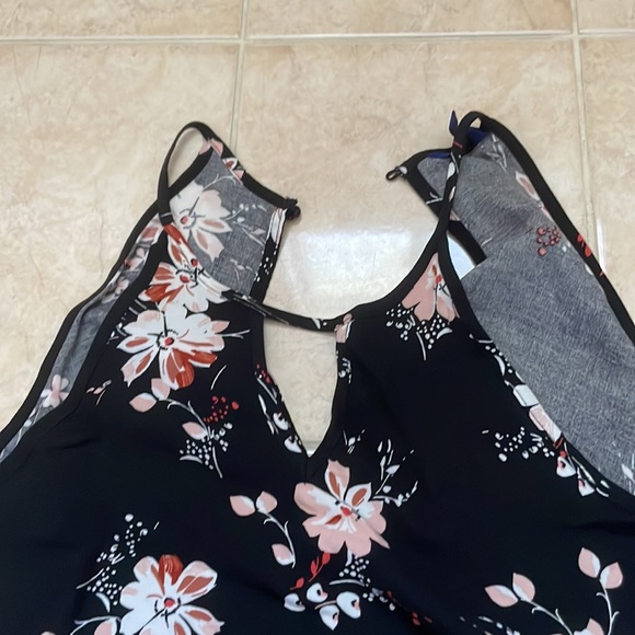 Flowery Romper . Use only once. Aeropostale . Size XS - Picture 3 of 6